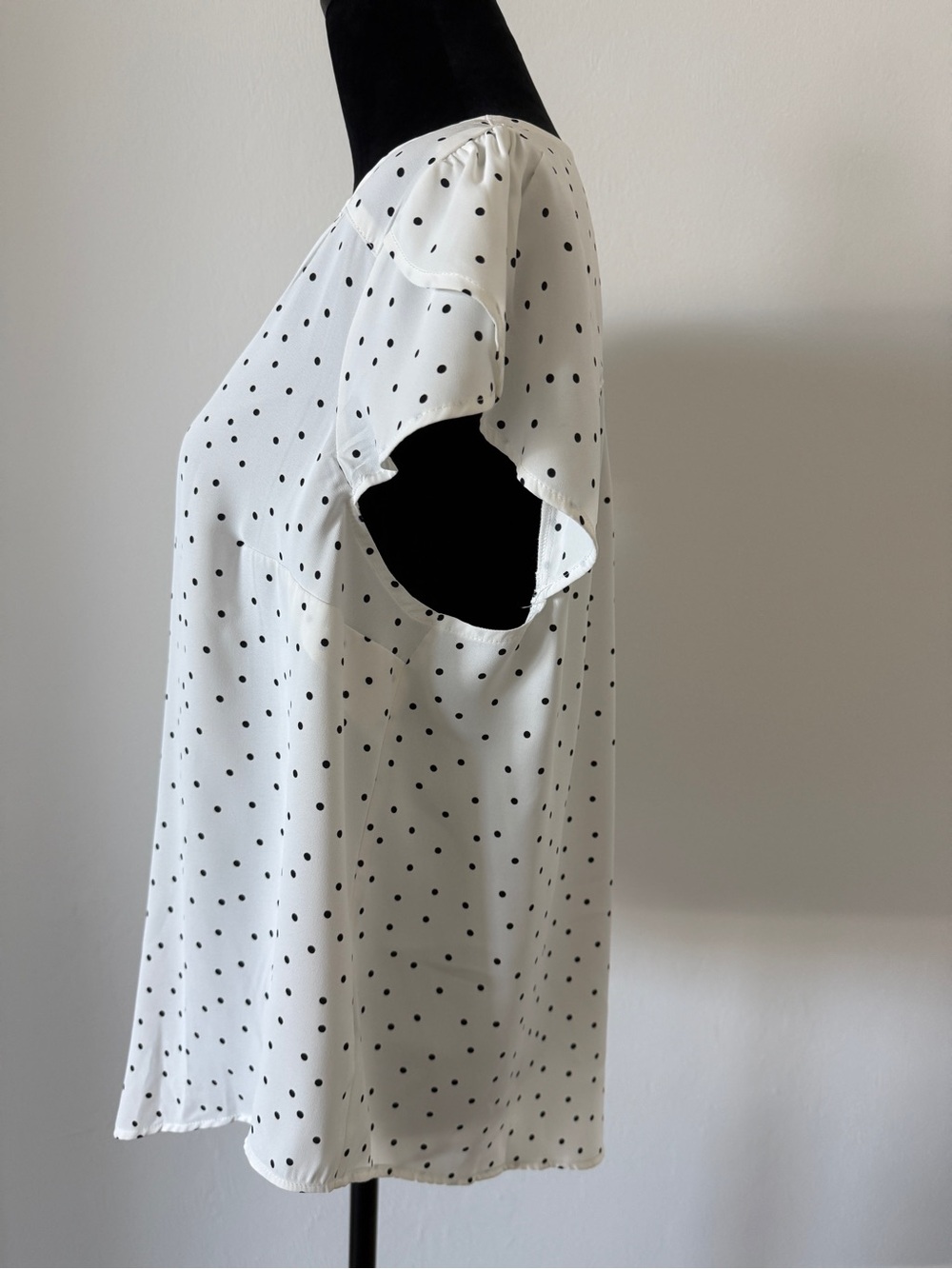 Torrid Blouse Harper Georgette Pullover Flutter Sleeve, Scribble Dot White NWOT - Picture 2 of 7